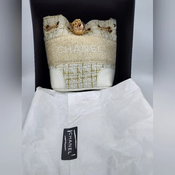 CHANEL Winter Tweed Make-up Bucket Bag Crossbody Gold Chain Snowflake GWP NIB - Picture 3 of 11